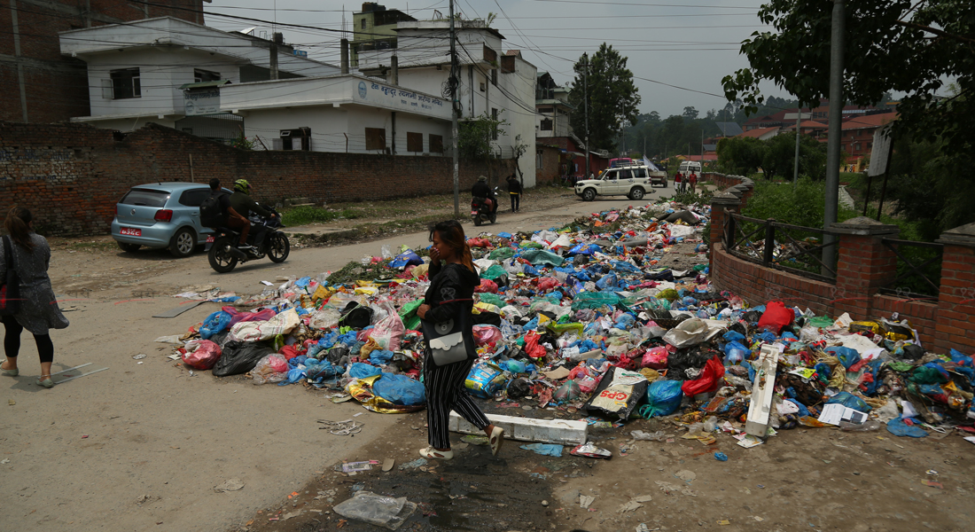 काठमाडौंमा थुप्रियो फोहोर (फोटो/भिडियो)